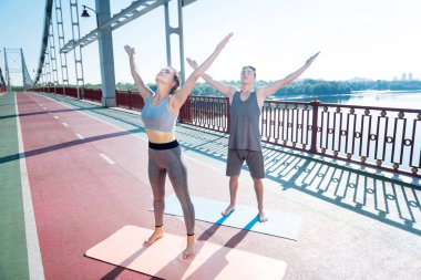 Yaratıcı kadın ve uzunluğu kadar açılış eğitmen