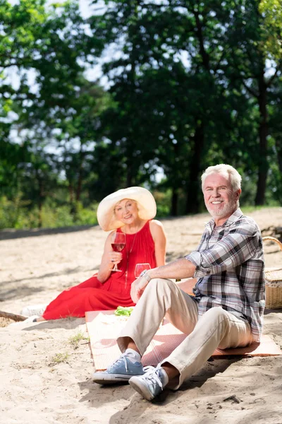 Beaming pensionistas relaxados sentindo-se muito feliz tendo piquenique — Fotografia de Stock