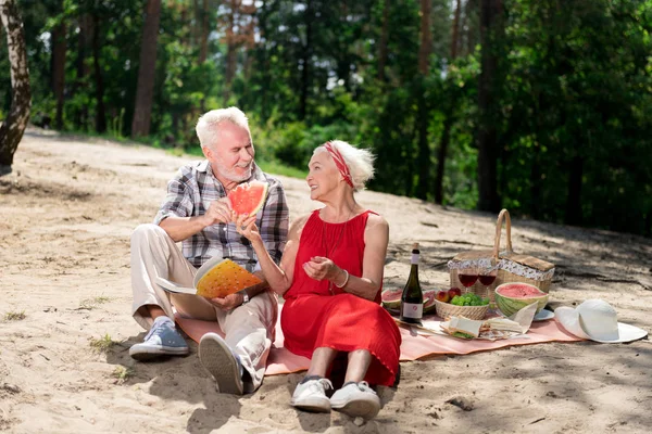 Sahilde piknik karpuz yiyen emekliler birkaç — Stok fotoğraf