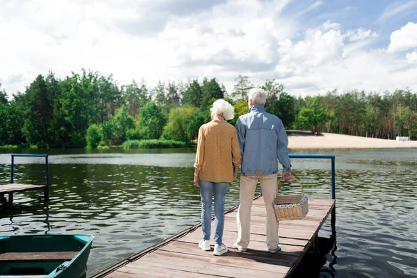 时尚的老年妻子和丈夫在河附近浪漫的日期 — 图库照片