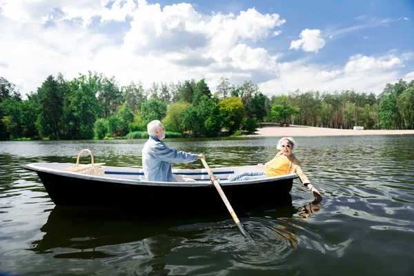 Duygu ışınlama yaşlı kadın olan tekne yolculuğu heyecanlı