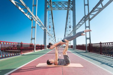 Konsantre adam ve kadın çift yoga çalışıyor