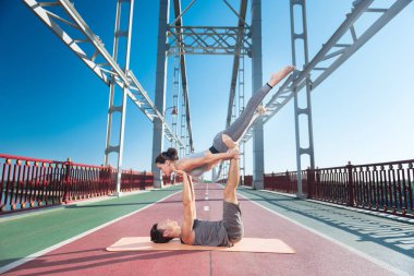Aktif genç adam ve kadın birlikte parçasıyla birlikte kullanılmalıdır