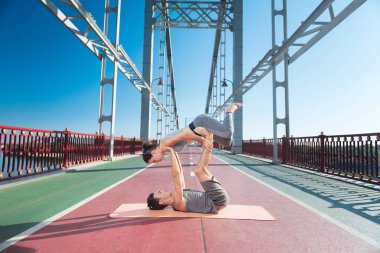 Toplanan adam ve kadın his kalp atışı