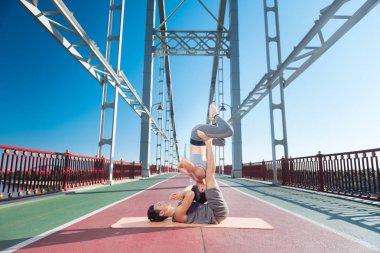 Sakin erkek ve kadın aracılığıyla yoganın Başlarken