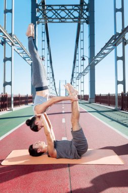 Genç adam ve samimiyet artan kadın odaklı