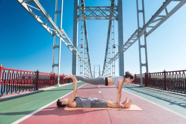 Yakışıklı erkek ve kadın asanas birlikte yapıyor