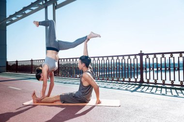 Genç adam ve kadın karşılıklı güven oluşturma