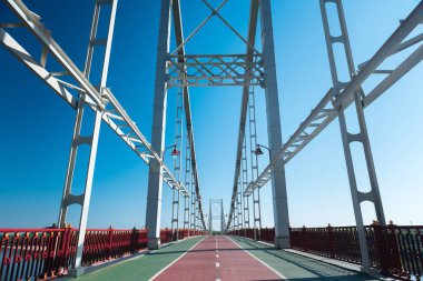 Nehir bankalar arasında uzanan büyük yaya köprüsü