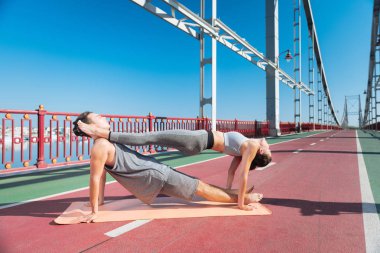 Pozitif kadın ve erkek aşklarını yükselen