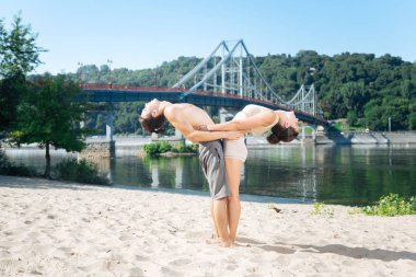Güzel erkek ve kadın kumsalda eğitim