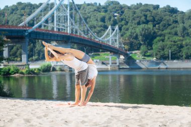 Güçlü erkek ve kadın plajda anksiyete azaltmak