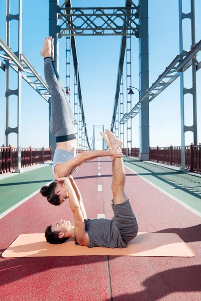 Genç adam ve samimiyet artan kadın odaklı