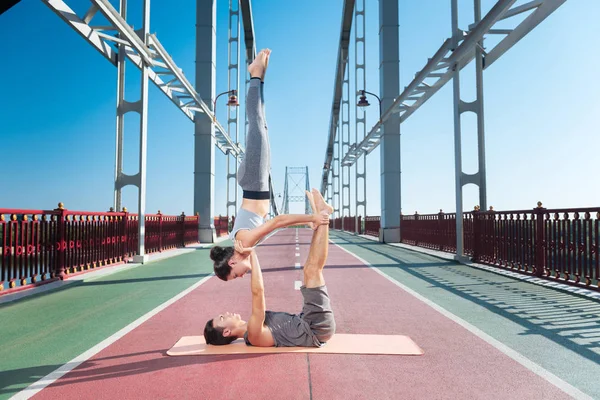 Özenli toplanan erkek ve kadın enerji alışverişi