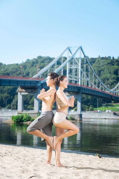 Homem e mulher felizes disparando líbidos — Fotografia de Stock