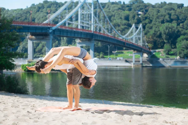 Bonito homem e mulher apoiados um no outro — Fotografia de Stock