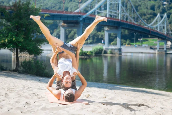 Jovem homem e mulher tendo prazer em ioga — Fotografia de Stock