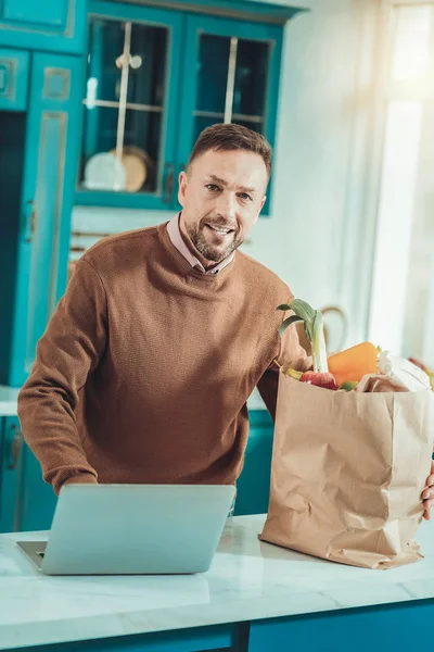 Aangename man leest een recept op Internet — Stockfoto