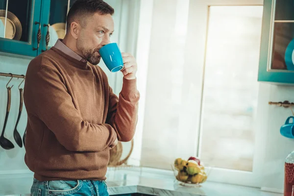 Gondolkodó ember kávét iszik a konyhában — Stock Fotó