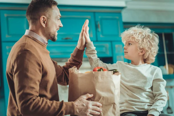 Gelukkige zoon en vader tijd doorbrengen in de keuken — Stockfoto