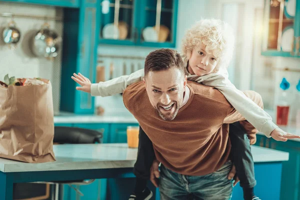 Gentile uomo e bambino trascorrere un giorno libero insieme — Foto Stock