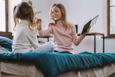 Mutluluk pozitif kız kardeşi için makyaj yapıyor