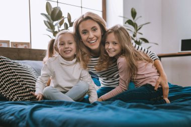 Kızları sarılma güzel mutlu kadın