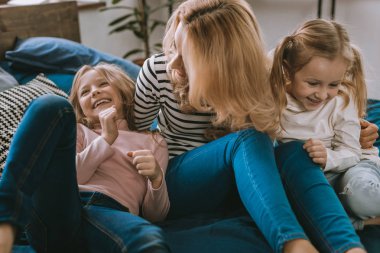 Güzel pozitif kızlar eğleniyor