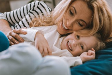 Neşeli iyi görünümlü kadın kızını sarılma