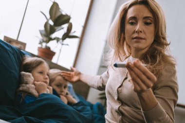 Termometre seyir hoş güzel kadın