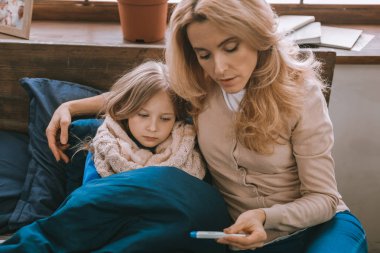 Sevimli hasta kız yatakta yatan