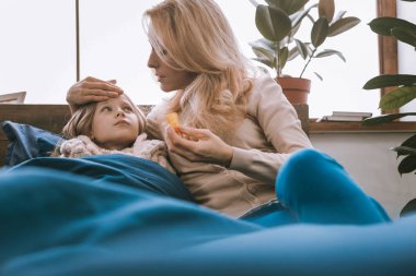 Kızı arayan ciddi güzel kadın