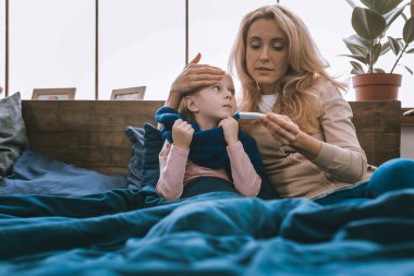 Güzel hüzünlü kadın kızı için bakım