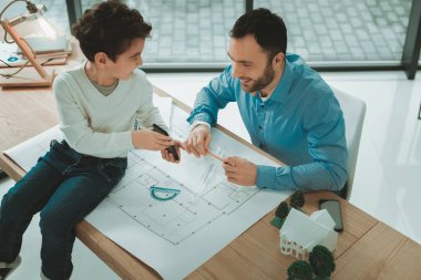 Olumlu mutlu çocuk babasına bir resim gösteriliyor