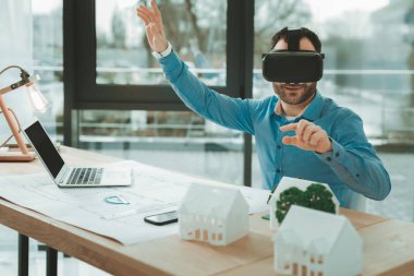 3D gözlük kullanan mutlu güzel adam