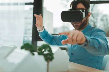 Mutlu neşeli adam 3D gözlük içine bakan