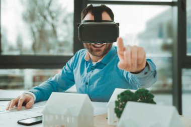 Gülümseyen mutlu pozitif adam