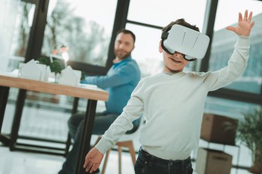 3D gözlük takan mutlu sevimli çocuk