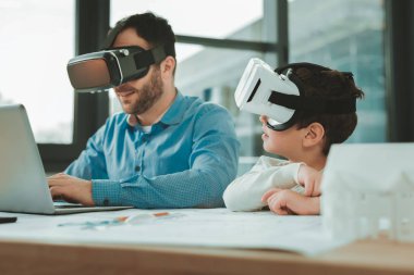 Hoş sevimli çocuk babasına bakıyor