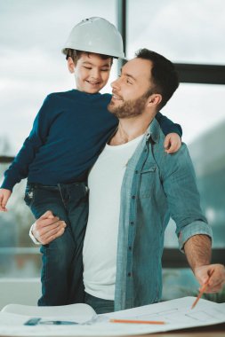 Neşeli akıllı mühendis oğlu öğretim