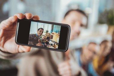 Bir fotoğraf için poz mutlu dört iş arkadaşları