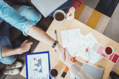 genç adam el sallayarak