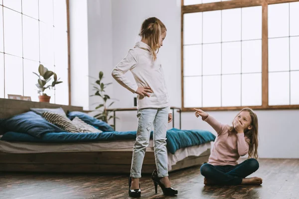 Menina pequena agradável vestindo sapatos mães — Fotografia de Stock