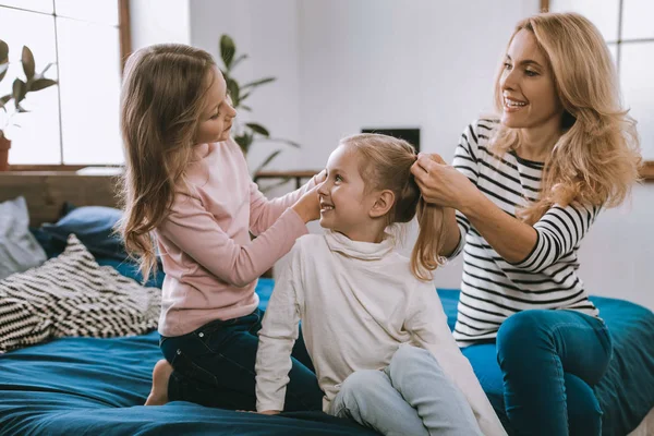 Positiv trevlig kvinna göra hästsvansar — Stockfoto