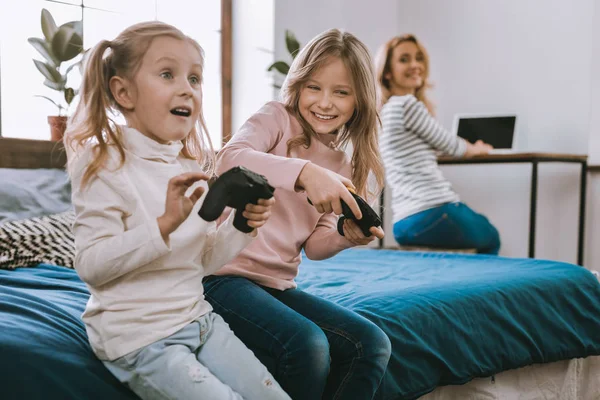 Παιχνίδια Βίντεο Θετική Χαρούμενη Κορίτσια Κρατώντας Κονσόλες Παιχνιδιών Ενώ Παίζετε — Φωτογραφία Αρχείου