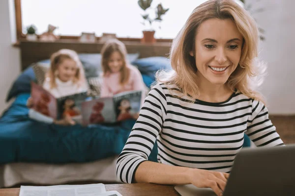 Chytrá veselá žena pomocí její laptop — Stock fotografie