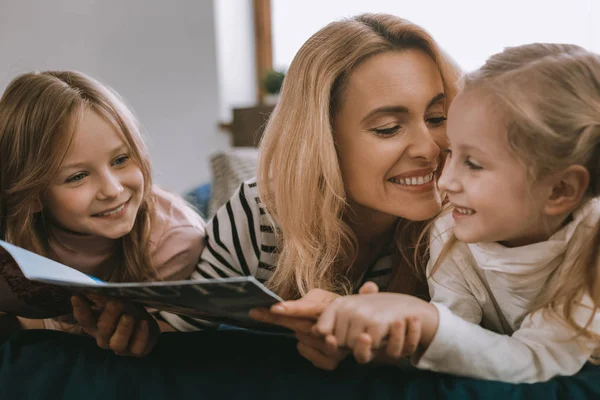 Blij mooie vrouw wordt in een prachtige sfeer — Stockfoto