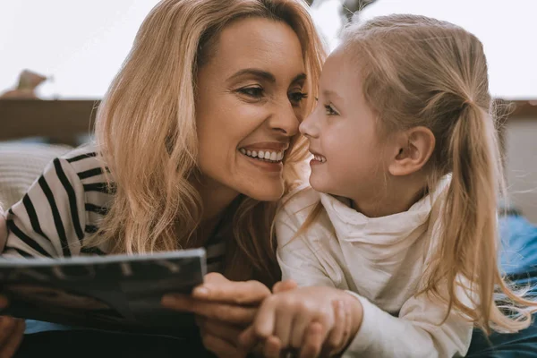 Trevlig glad kvinna som tittar på hennes dotter — Stockfoto