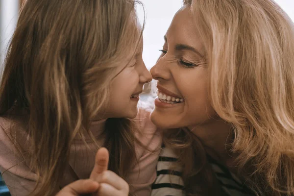 Encantada mulher positiva brincando com sua filha — Fotografia de Stock