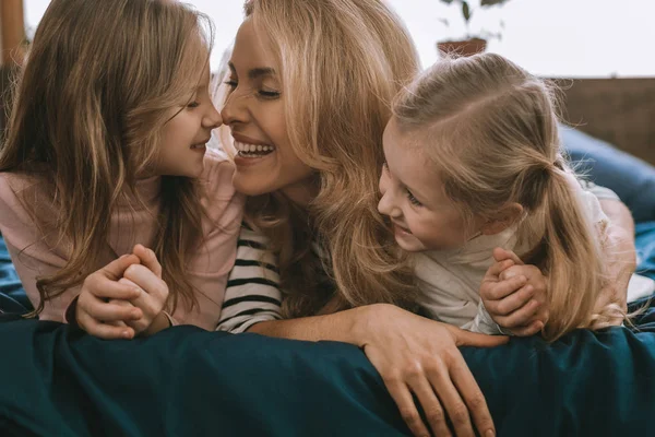 Радостная позитивная мать проводит время со своими дочерьми — стоковое фото